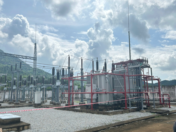 Chuyến tham quan thực tế đầy bổ ích của sinh viên khoa Điện – Điện tử tại nhà máy điện mặt trời KN Cam Lâm