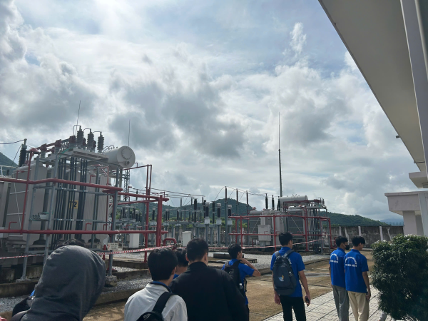 Chuyến tham quan thực tế đầy bổ ích của sinh viên khoa Điện – Điện tử tại nhà máy điện mặt trời KN Cam Lâm