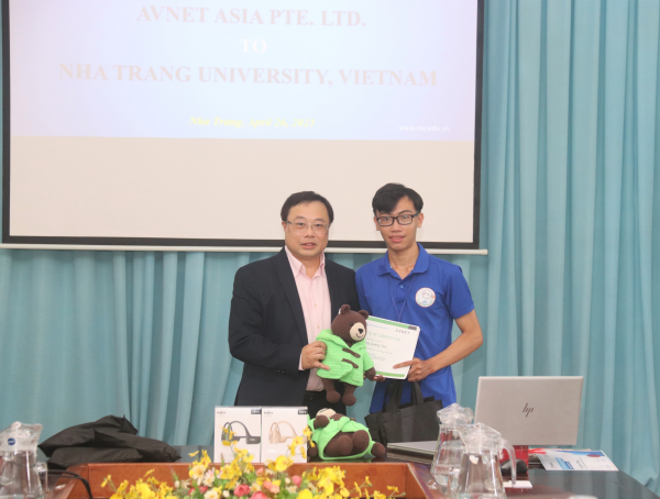 Avnet và Trường Đại học Nha Trang trao giải thưởng cho sinh viên có phát minh sáng tạo