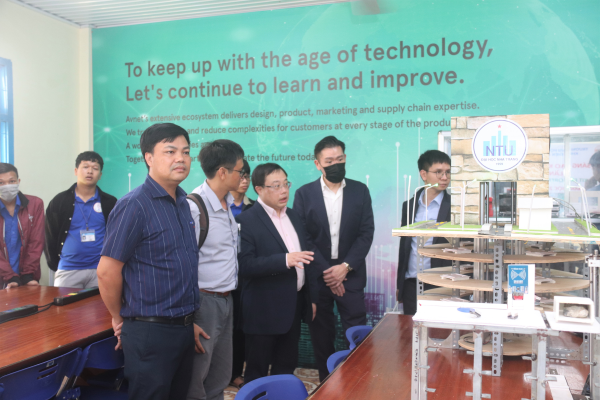 Avnet và Trường Đại học Nha Trang trao giải thưởng cho sinh viên có phát minh sáng tạo