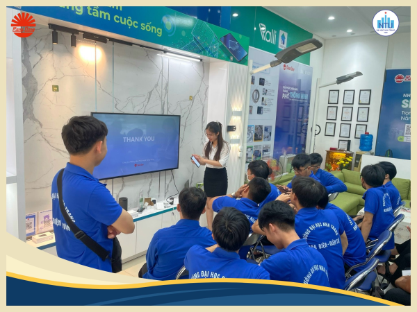 Sinh viên Khoa Điện - Điện tử, Đại học Nha Trang tham quan, trải nghiệm tại showroom Nhà thông minh – Công ty Rạng Đông