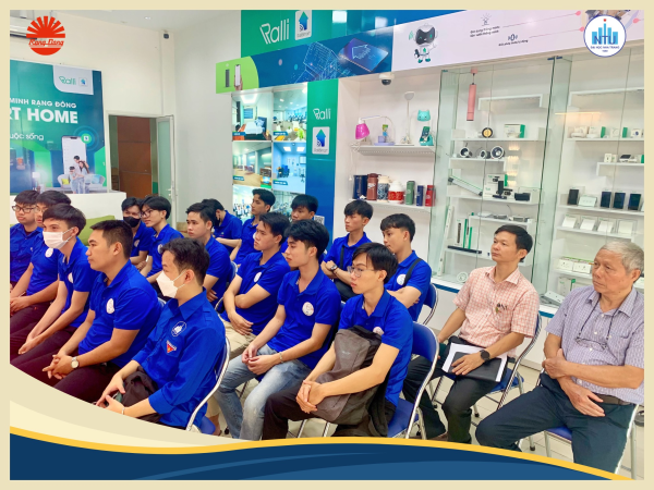 Sinh viên Khoa Điện - Điện tử, Đại học Nha Trang tham quan, trải nghiệm tại showroom Nhà thông minh – Công ty Rạng Đông